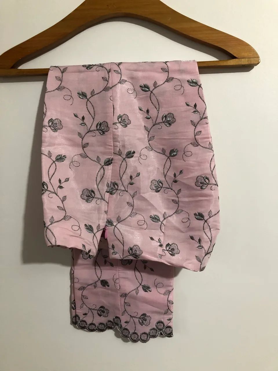 Calça feminina rosa  de seda com bordado prata.