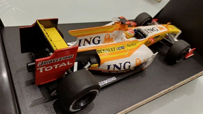 Miniatura Minichamps Fórmula 1 Renault F1 R29 2009 Escala 1:18