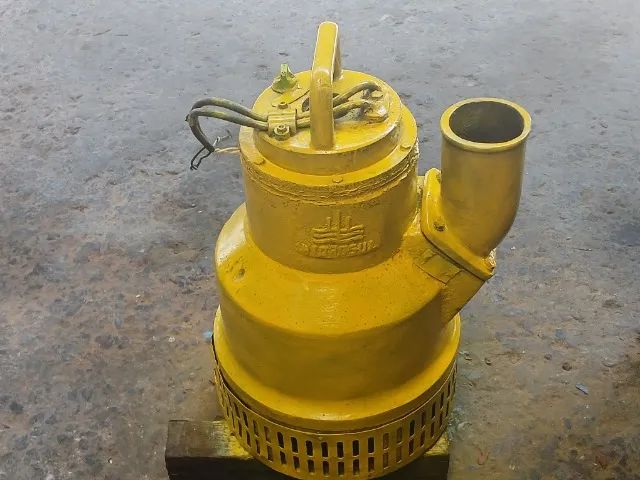 Bomba submersa de 4 polegadas trifásica 220/380 Voltas usada Hidrosul