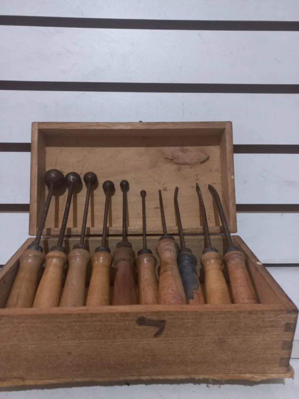 Jogo de ferramentas antigas para artesanato 