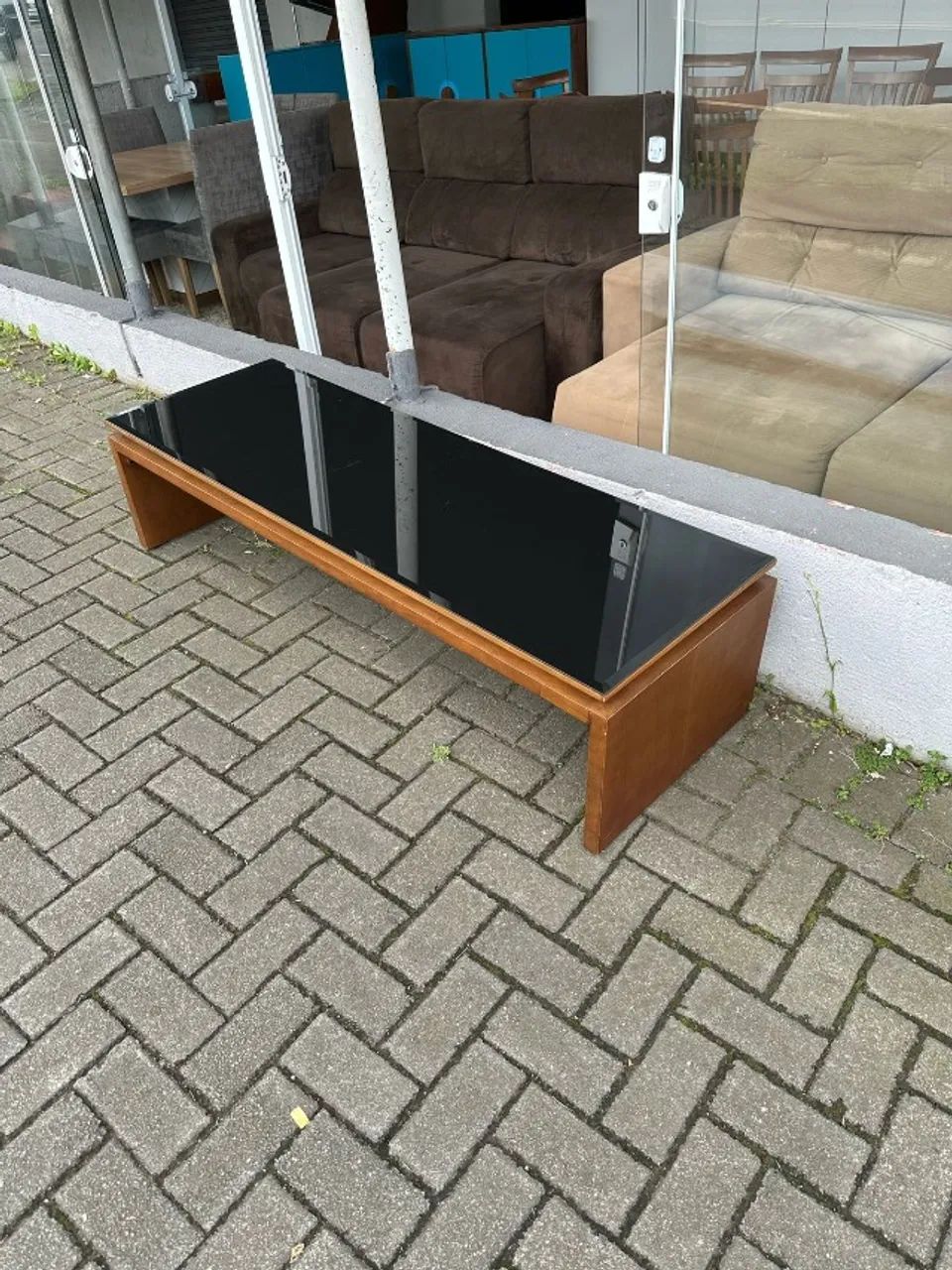 Mesa de centro em madeira maciça com vidro preto