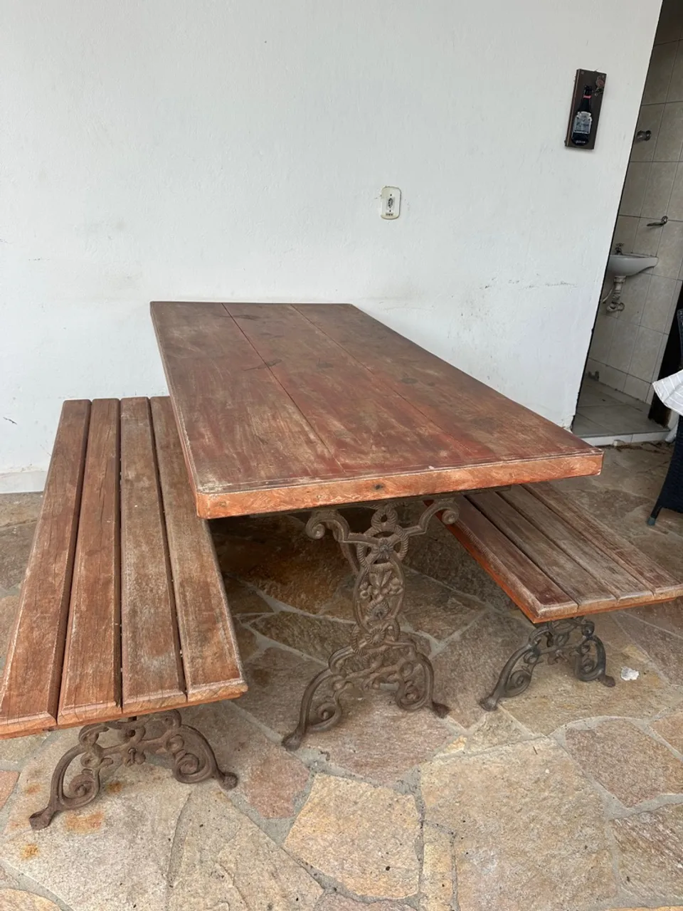 Mesa de madeira com bancos