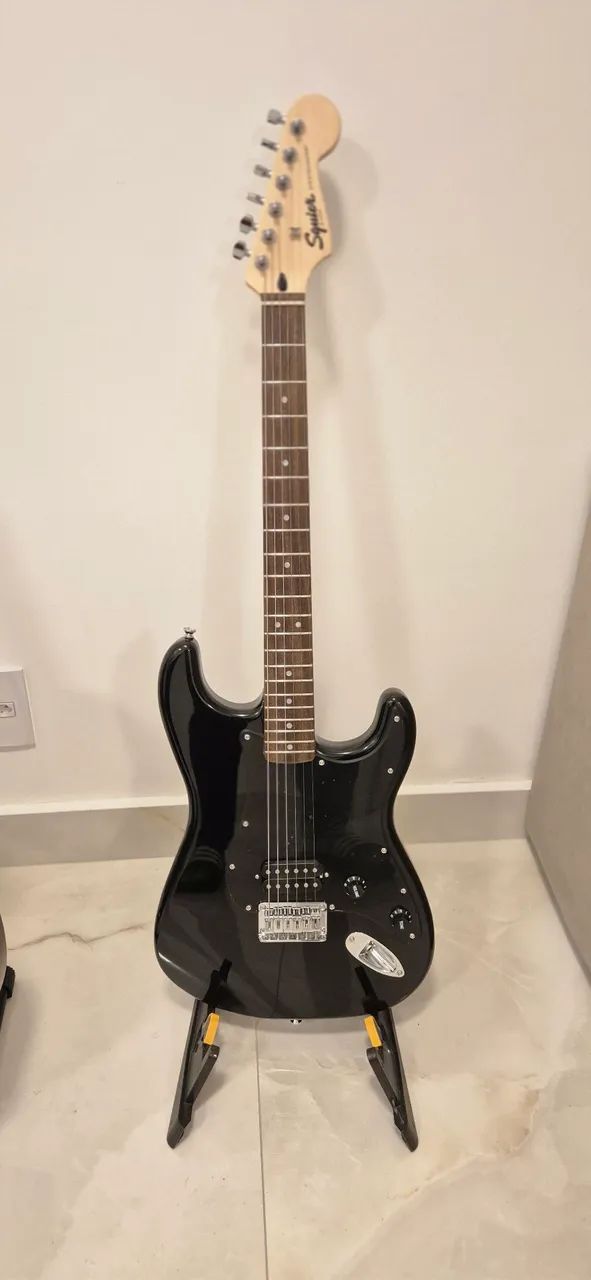 Guitarra Fender Squier preta com um humbucker