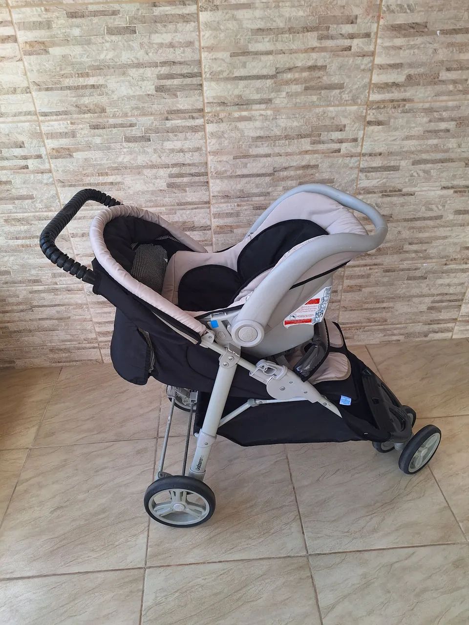 Carrinho com bebê conforto Galzerano 