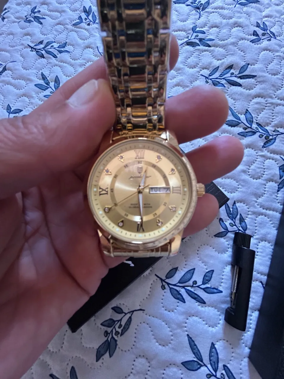 Relógio Dourado Elegante - Design Sofisticado