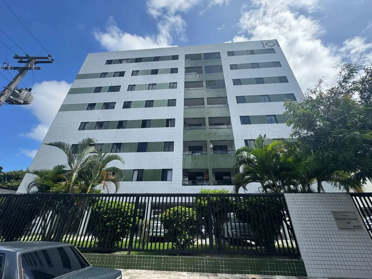 TRÊS QUARTOS UM SUITE - PRAÇA DOS ALECRINS