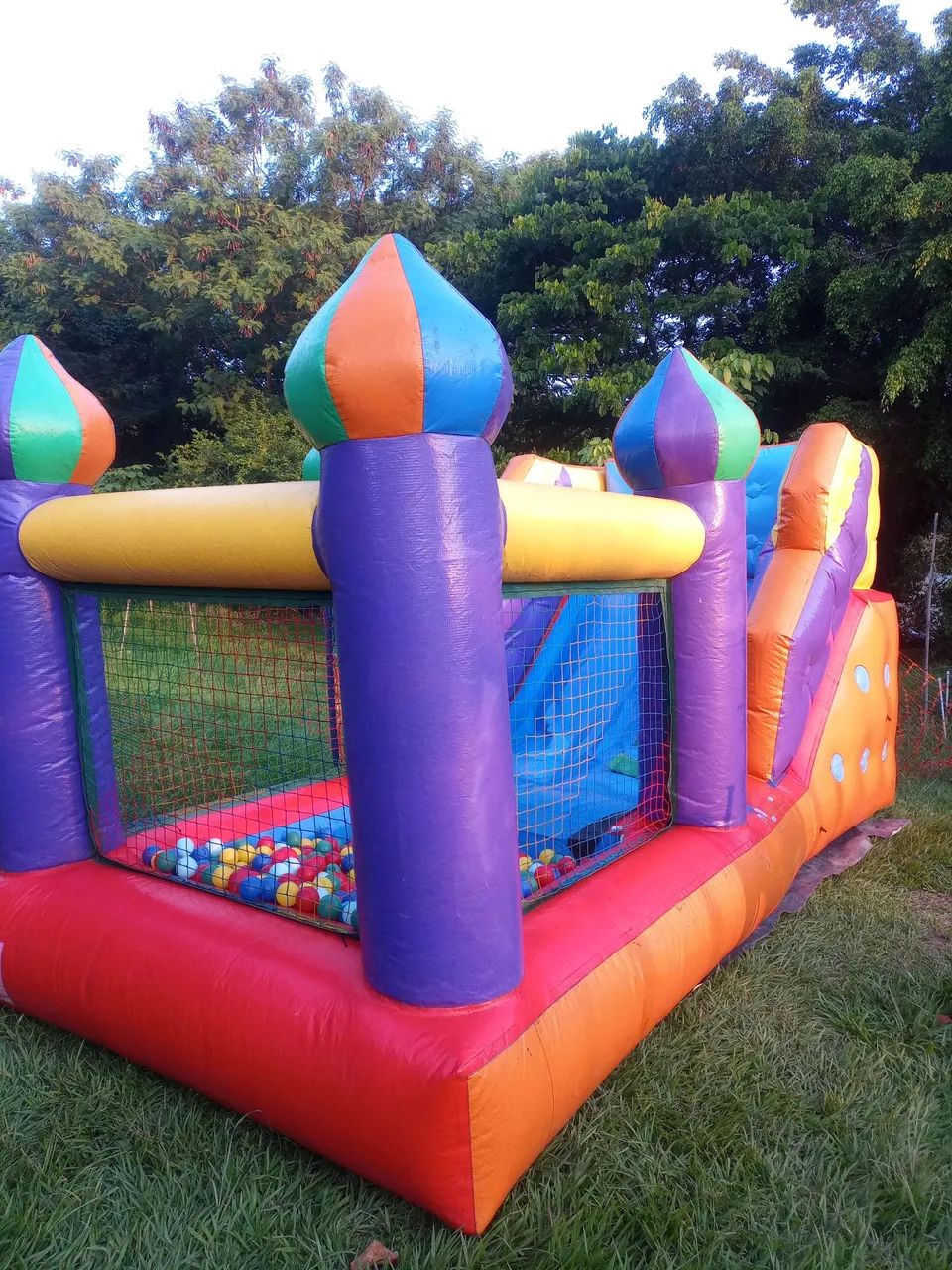 Castelo Inflável com Piscina de Bolinhas