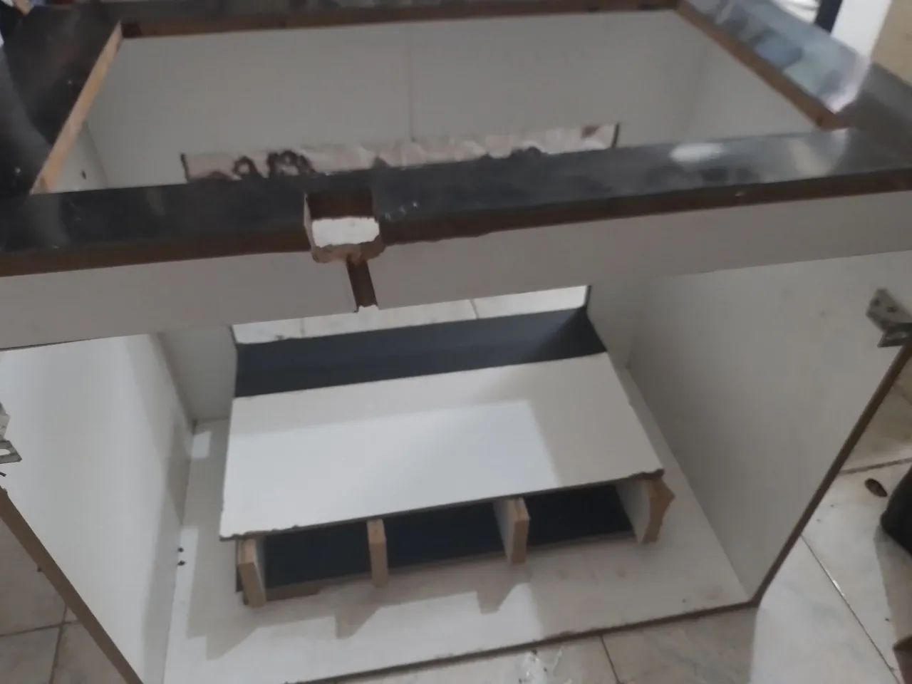 Escrivaninha balcao funcional com bordas pretas - Foto 2