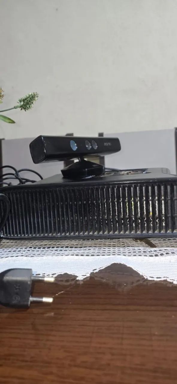 Xbox 360 used, in good condition, with Kinect and cables64318473943425122