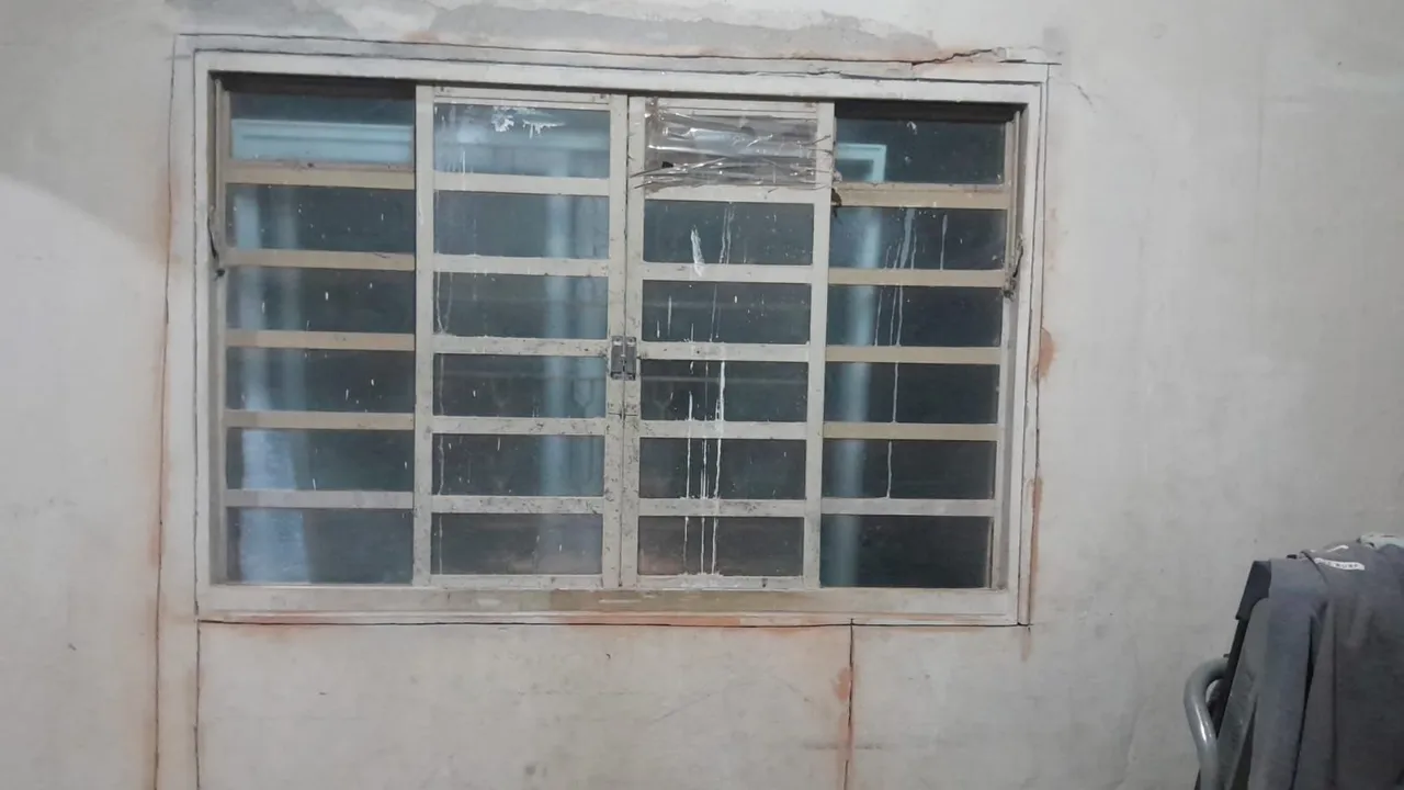 Janela de Alumínio com Grade