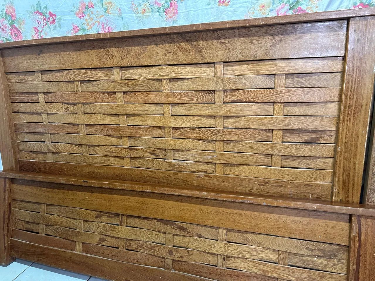 Cama de madeira maciça com cabeceira - Foto 6