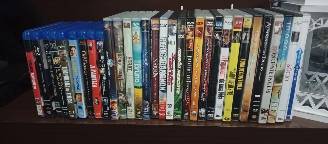 Coleção de DVDs e Blu-rays variados