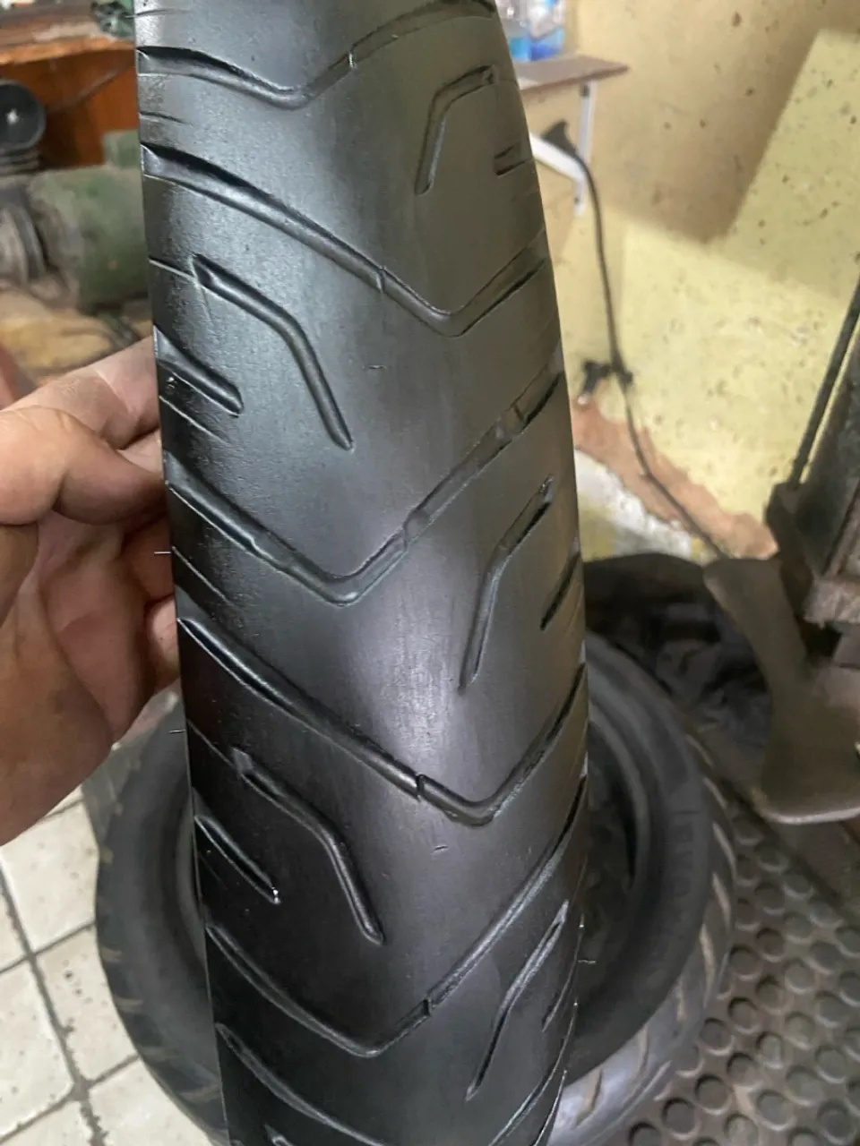 Pneu 90-90-21 sem câmara usado marca Bridgestone