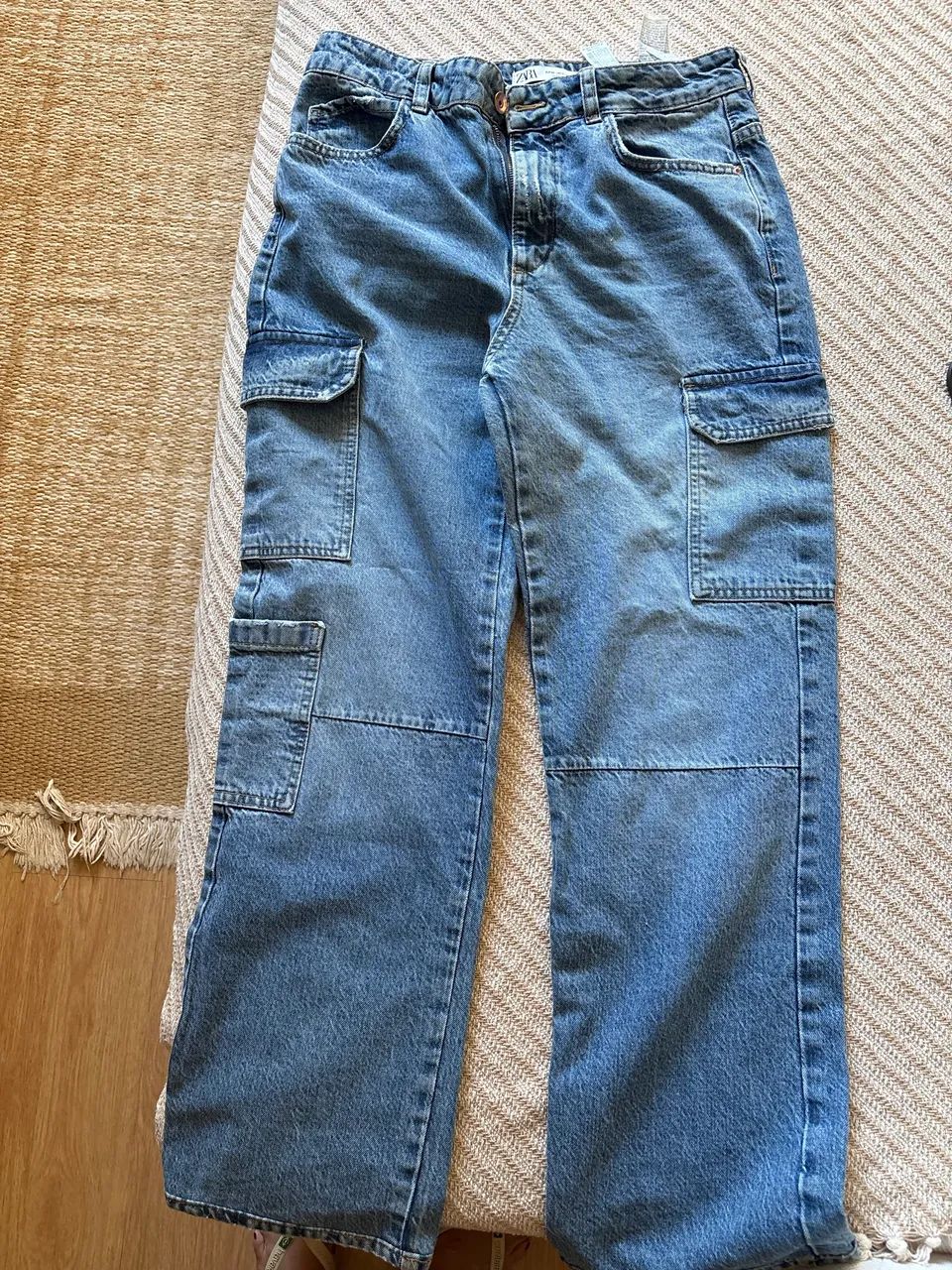 Calça ZARA jeans cargo reta (straight) com bolsos - Foto 4