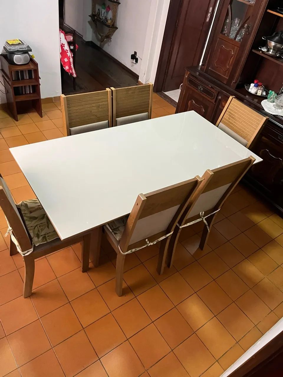 Mesa de jantar de madeira e vidro com 6 cadeiras