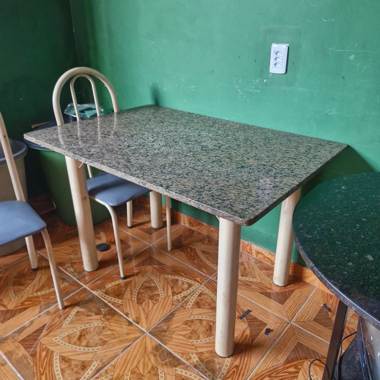 Mesa com 4 cadeiras (tampo de pedra)