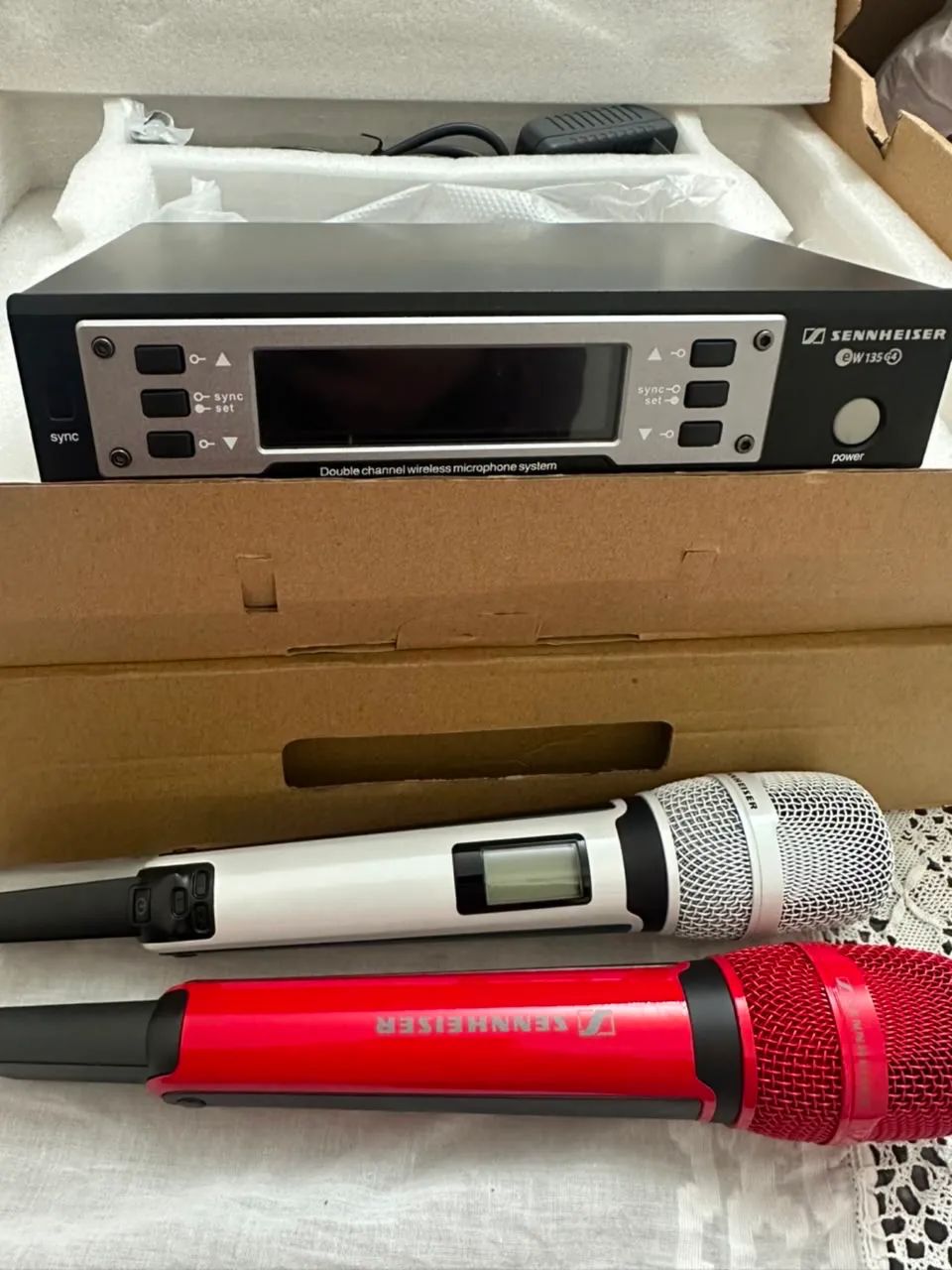 Microfone Sennheiser Ew135g4 Dupla Branco/vermelho