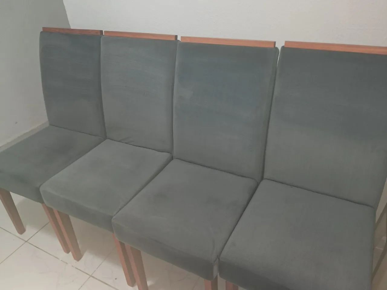 4 cadeiras na cor cinza escuro - Foto 5