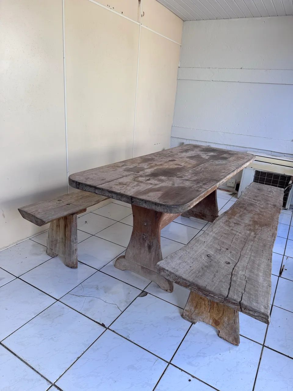 Mesa de madeira maciça com 2 bancos  - Foto 3