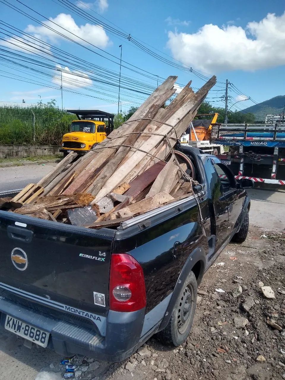 Recolho entulhos e móveis velhos.