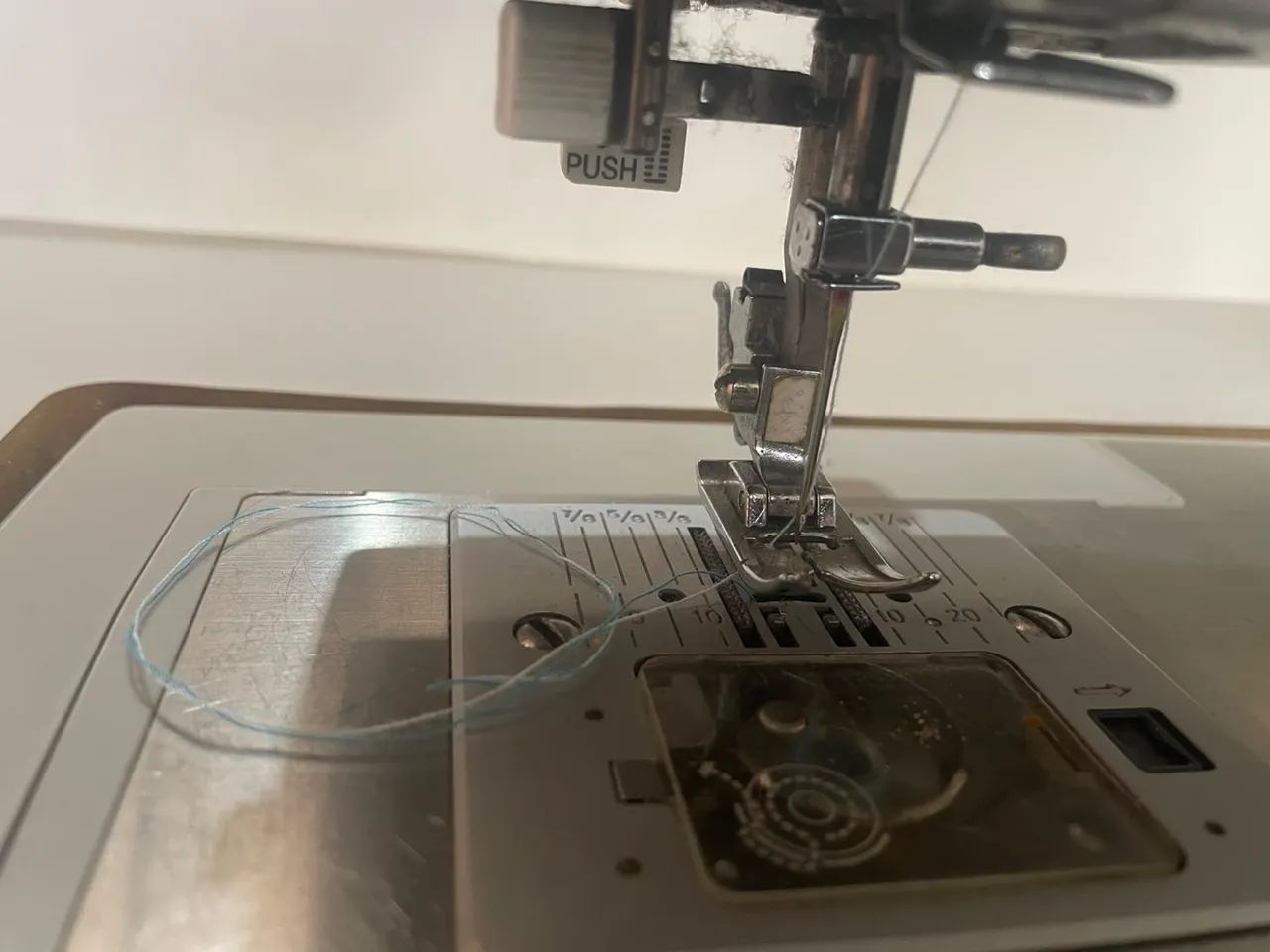 Máquina de costura + mesa  - Foto 5