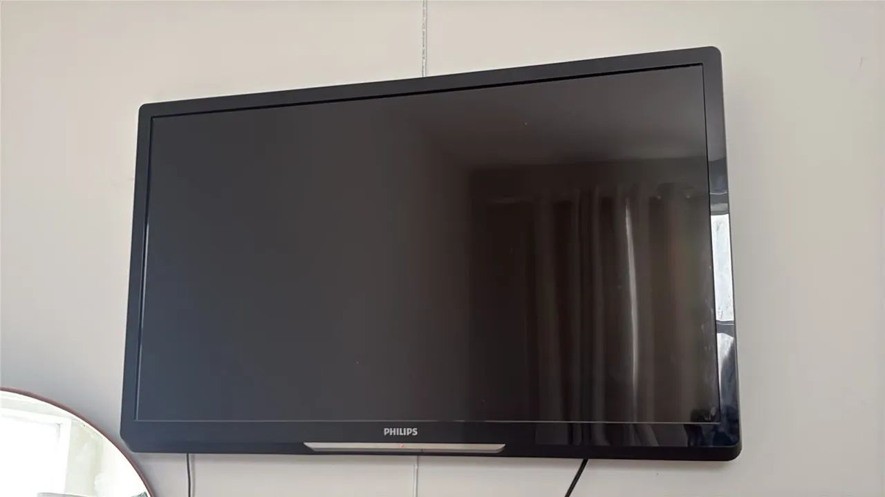 TV Philips 32 Polegadas - Acompanha controle original.