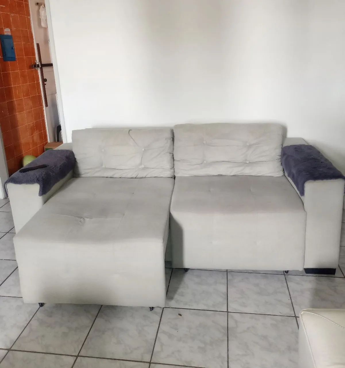 Sofá cama retrátil baixei o valor pra vender logo. - Foto 3