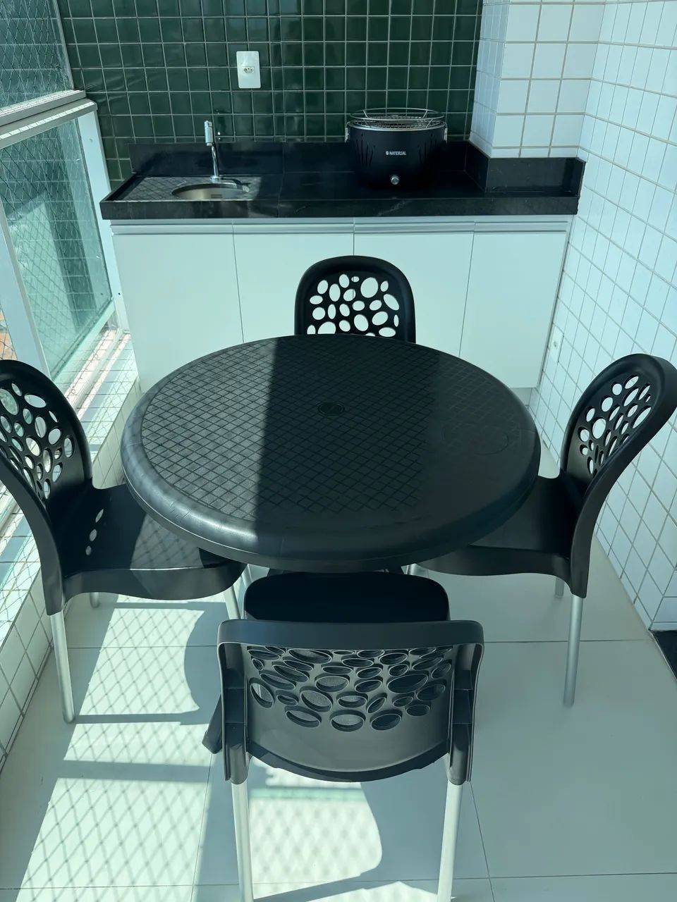 Mesa com 4 cadeiras 