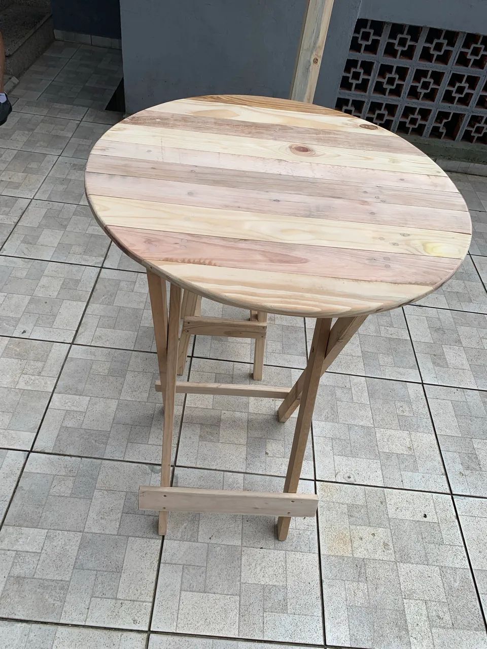 Conjunto Mesa bistrô dobrável com 2 banquetas 