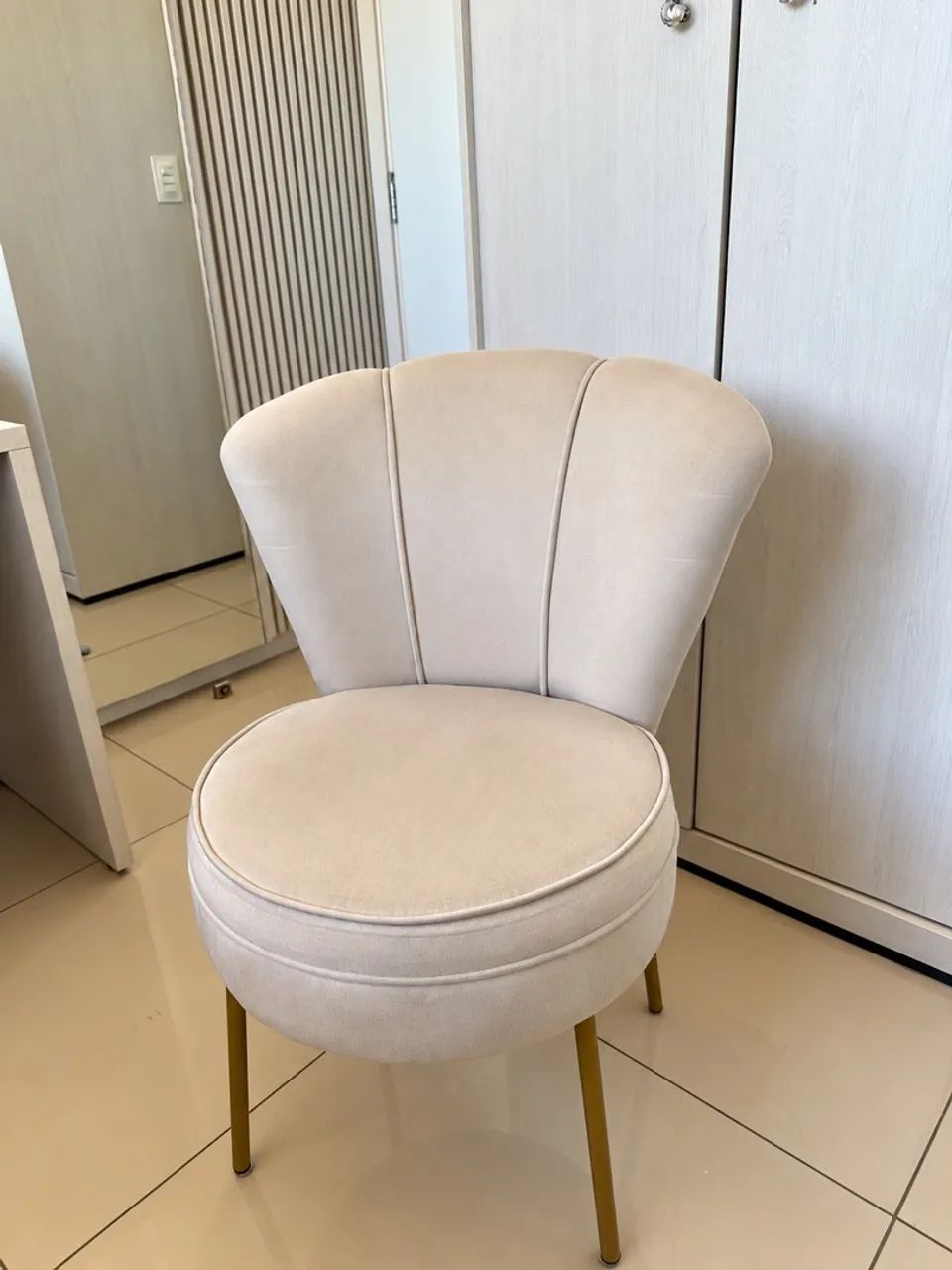 Poltrona Decorativa Bege com Pés Dourados