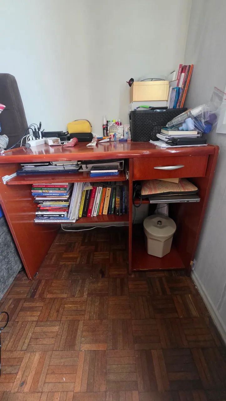 Escrivaninha em bom estado