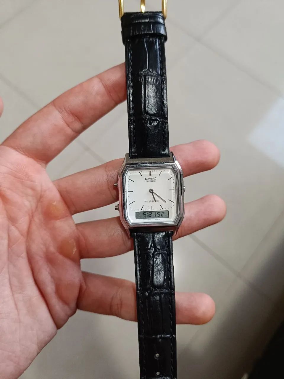 Relógio Casio AQ-230 com pulseira de couro
