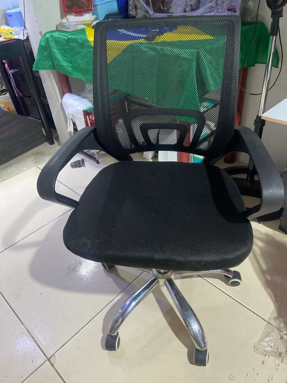 Vendo cadeira de escritório nova 