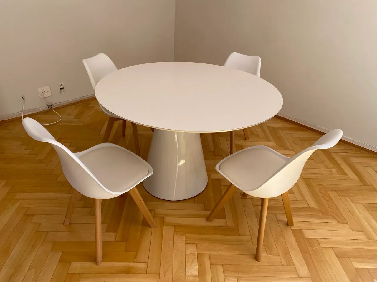 Mesa branca redonda laqueada 124 cm de diâmetro com 4 cadeiras - Foto 4