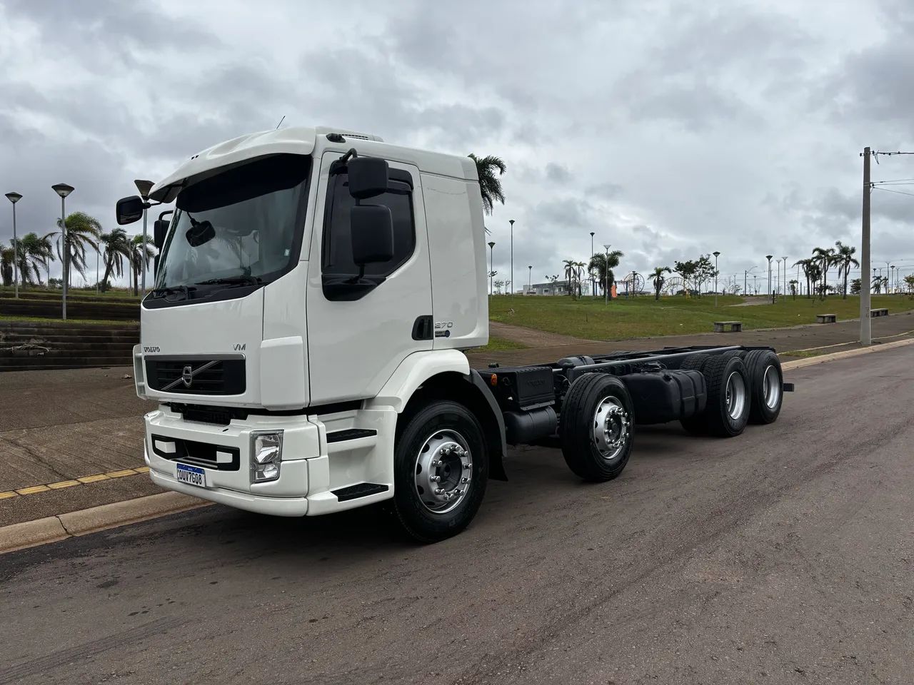VOLVO VM 270 BITRUCK CHASSIS OU CAÇAMBA - Caminhões - Centro