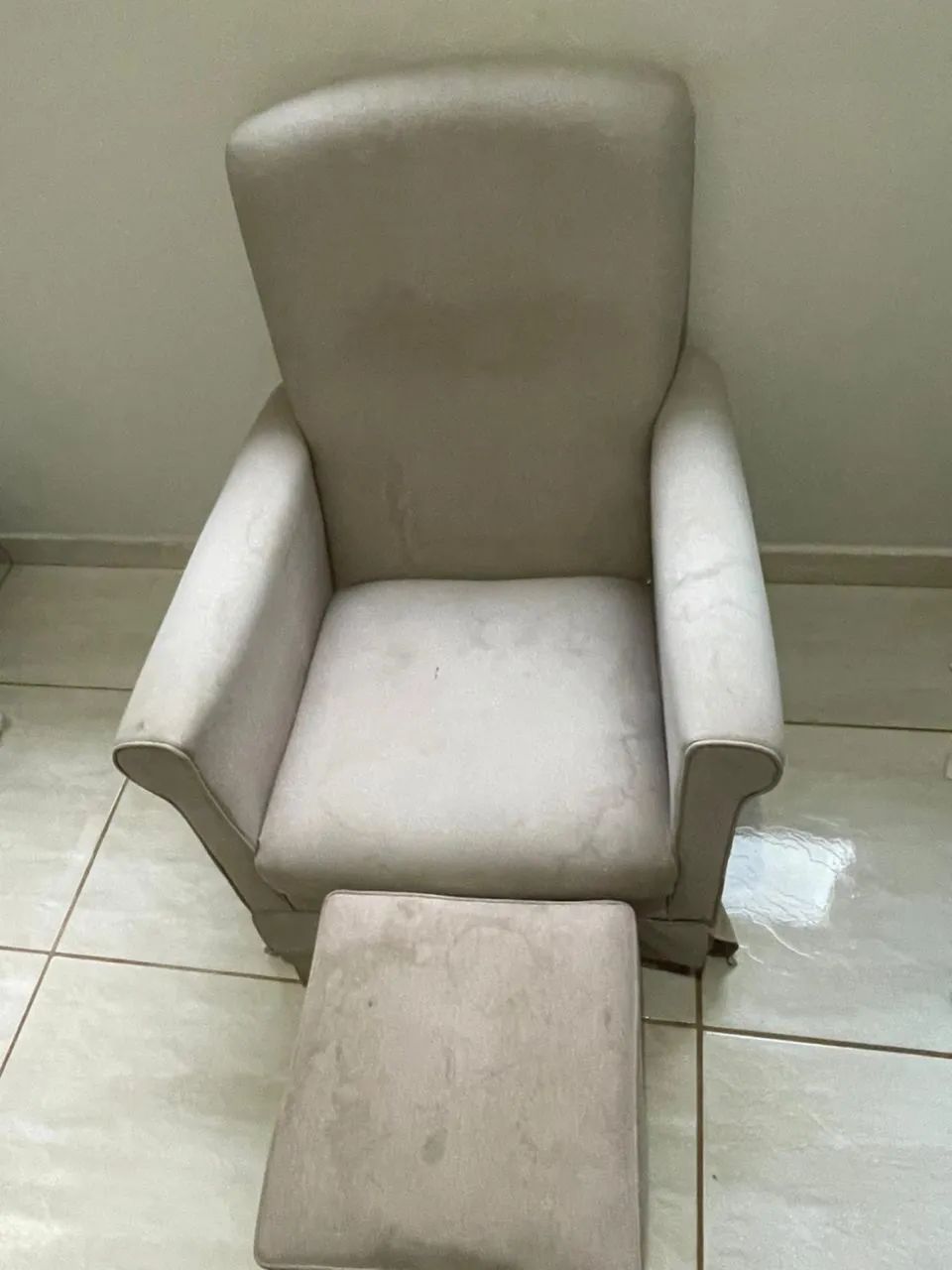 Berço com colchão e cadeira de amamentação com puf. 