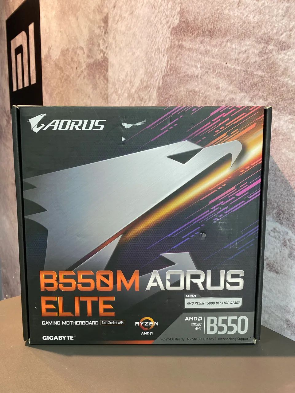 placa-mãe Gigabyte B550M Aorus Elite para processadores AMD com socket AM4.