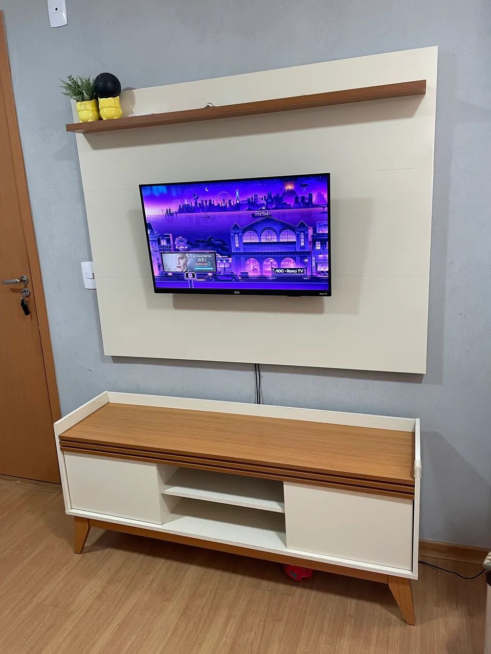 Rack Ripado 2 Portas com Painel para TV 50 Polegadas Astúrias 136cm