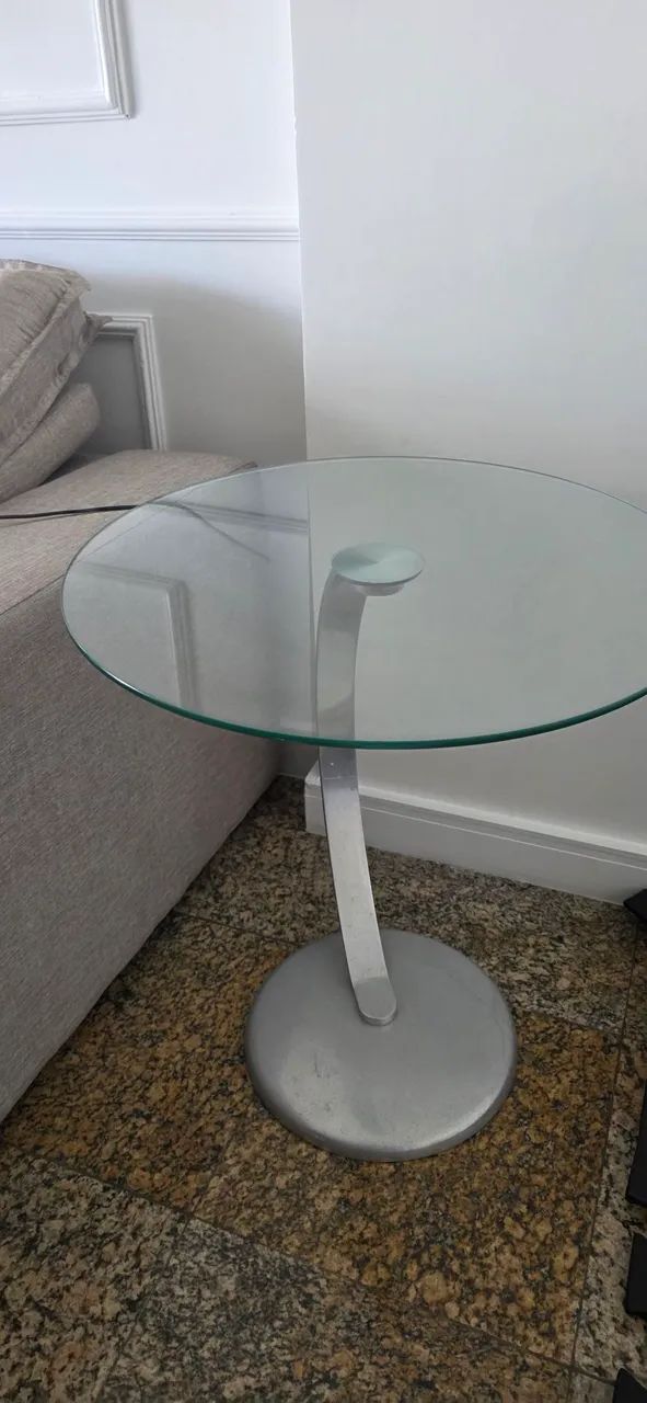 Par de poltronas e mesinha de apoio para sala de estar