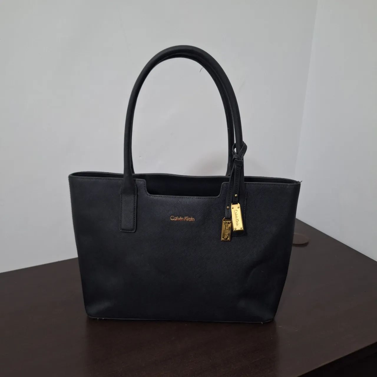 3 Bolsas femininas de couro Calvin Klein e outras