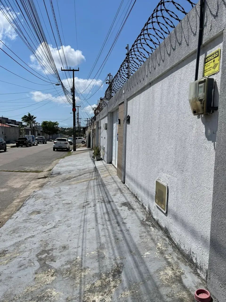 Casa Duplex com 3 suites, 5 vagas e energia solar.