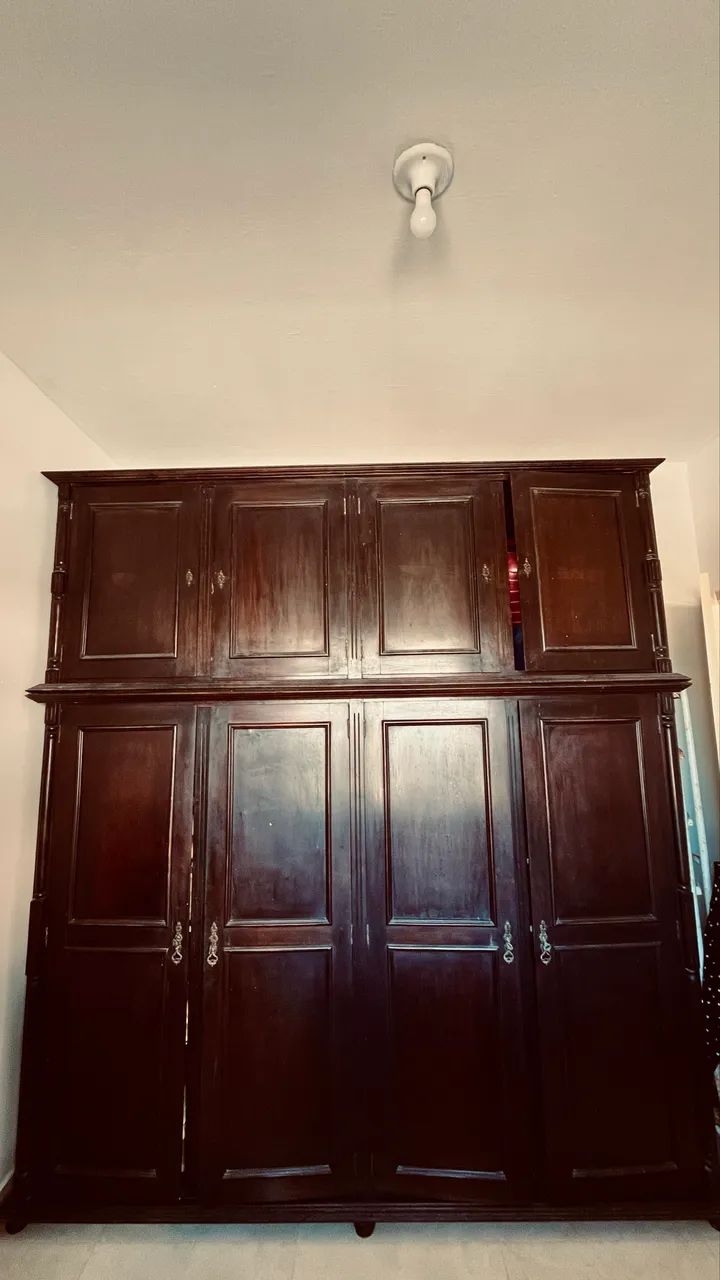 Guarda-roupa antigo de Canela Maciça - centenário