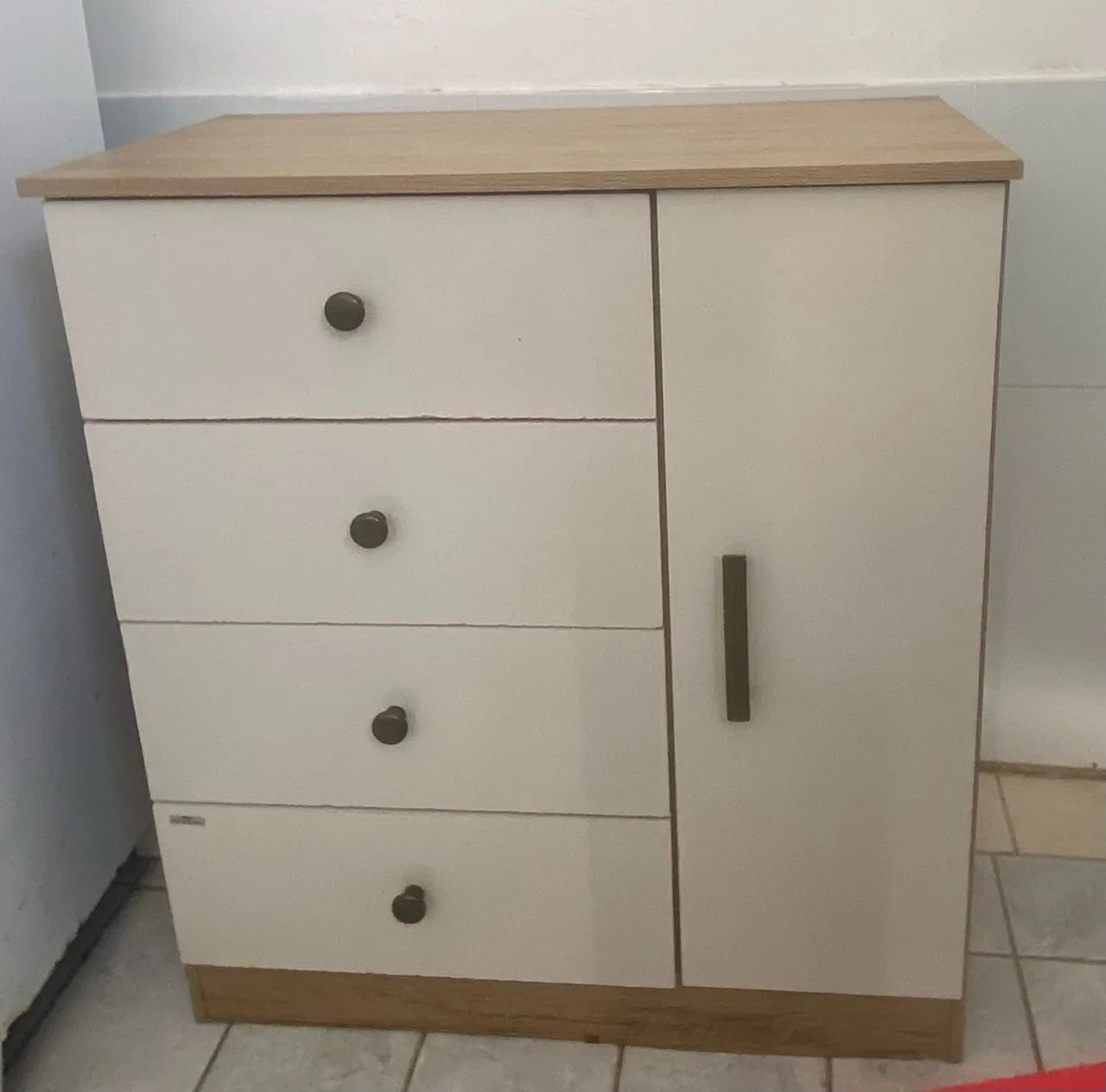 Cômoda com 4 gavetas e porta(usada)