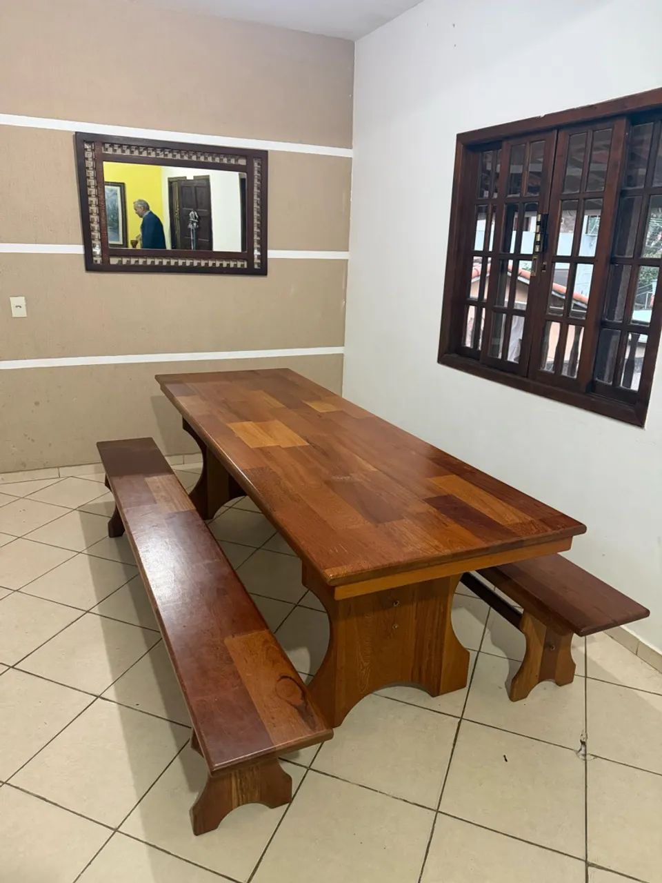 Mesas maciça trabalhada com bancos e espelho - Foto 3