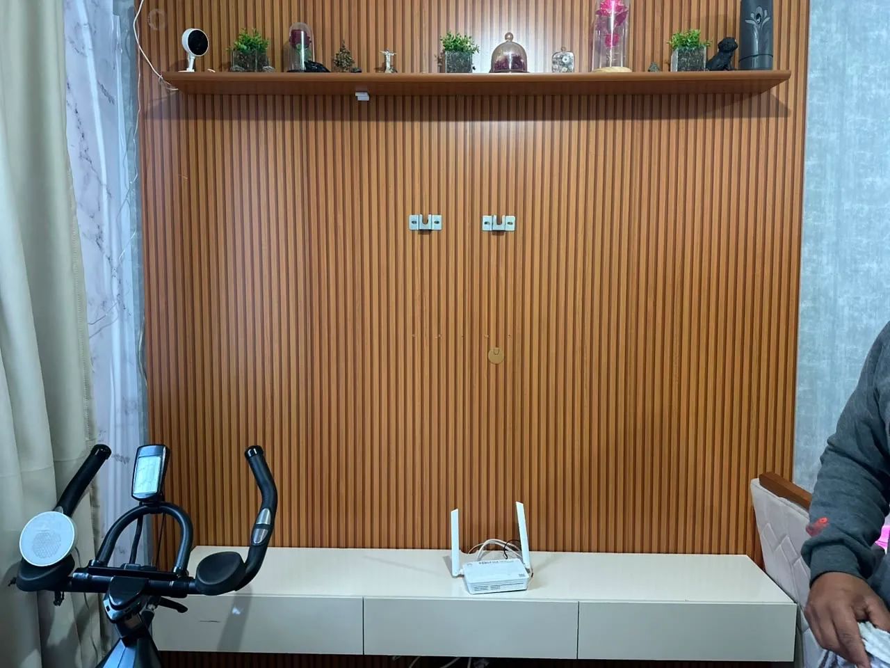 Painel  Para Tv Até 75 Polegadas Ripado Impressão 3D Egeo Com Nicho 1,80m Cedro /  - Foto 2
