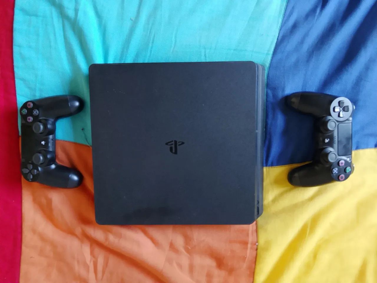? PS4 Slim 1 TB + 2 controles - Foto 3