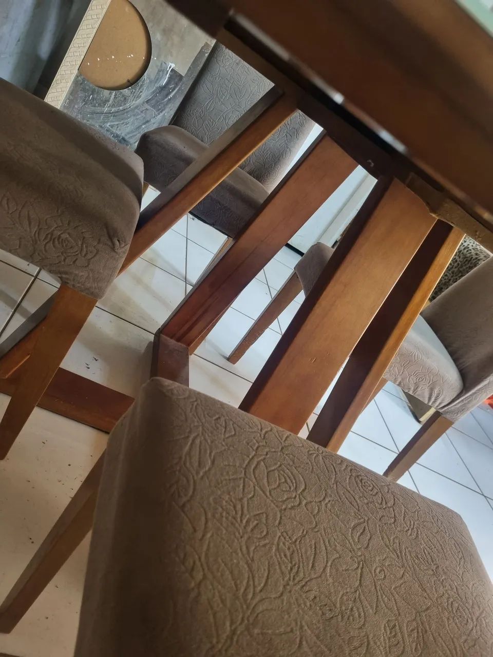 Mesa tampo de vidro com 4 cadeiras  - Foto 3
