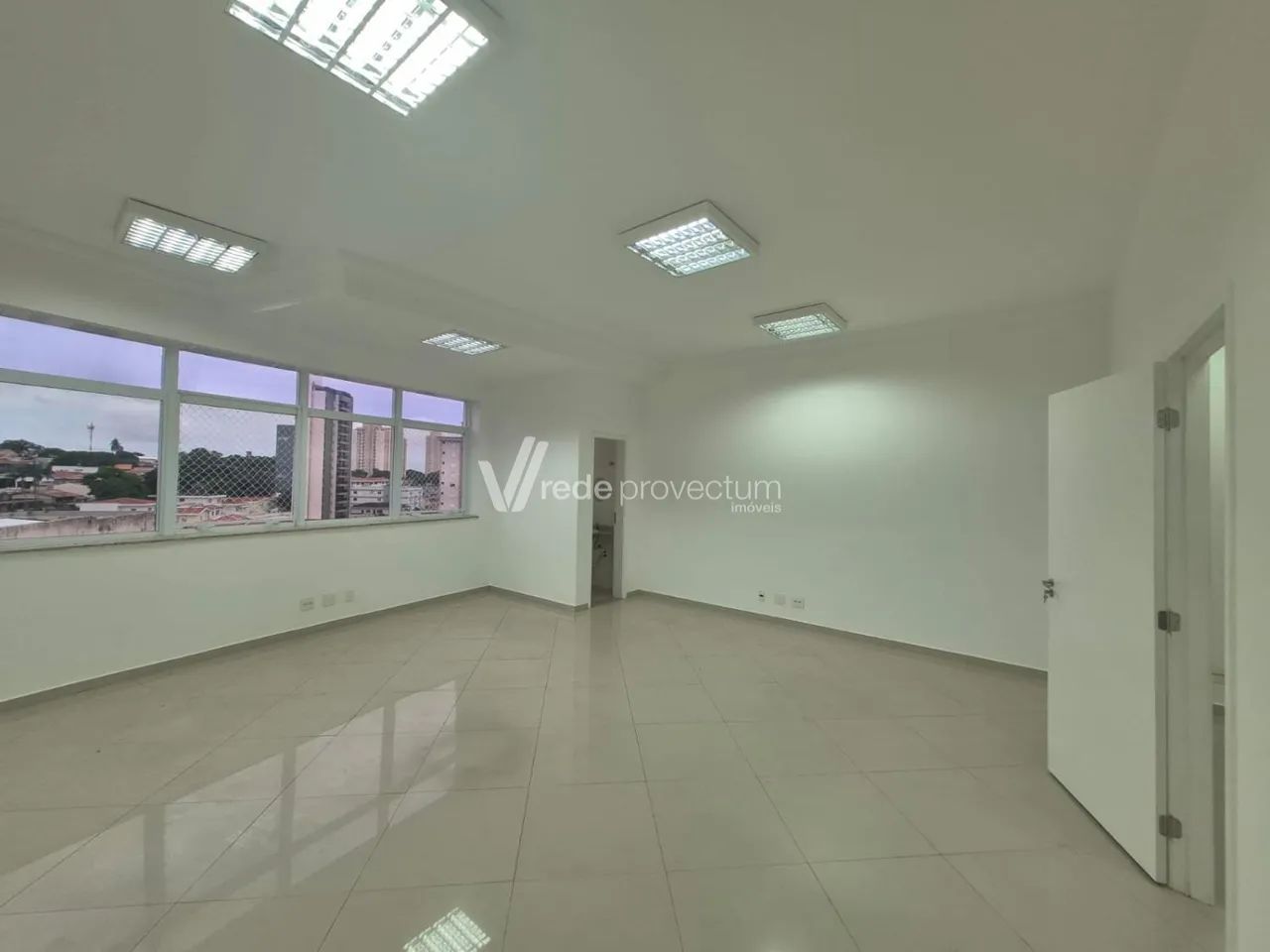 Sala comercial 2 wc com recepção , copa e 1 vaga - Foto 2