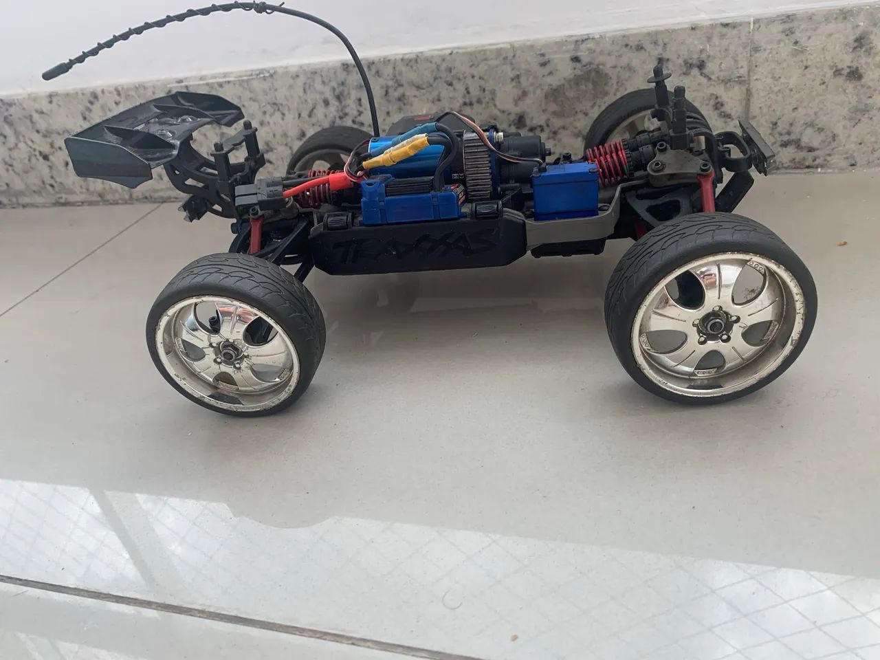Automodelo traxxas E-revo 1/16 revinho - Foto 2