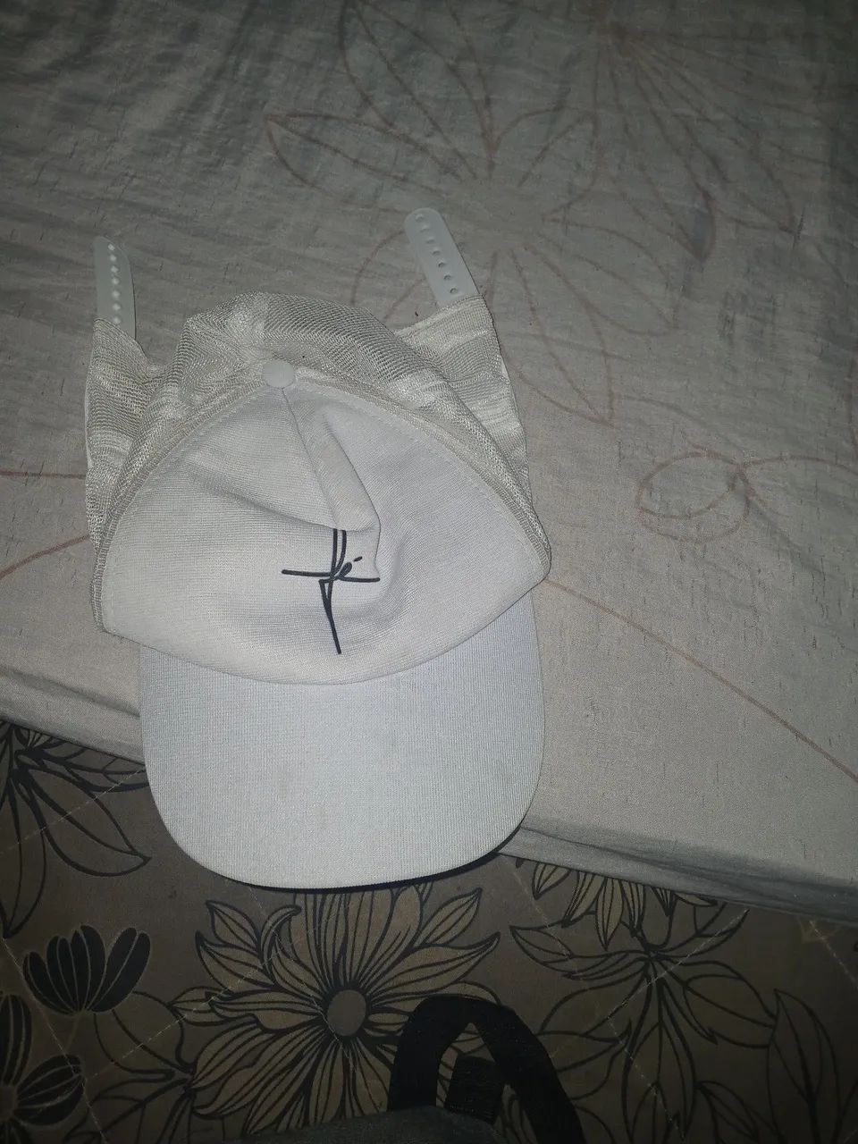 Boné branco fé